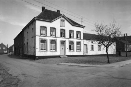 Monumentaal huis met schilddak vroeger